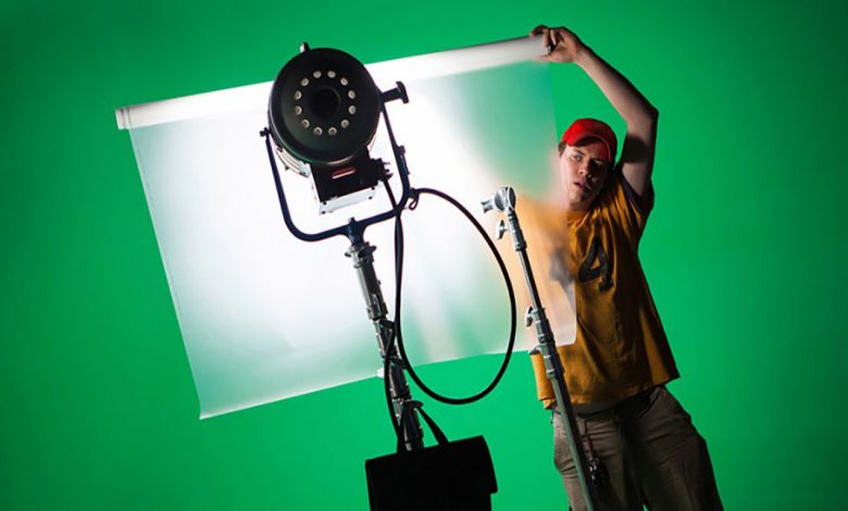 تعلم كيفية إضاءة الخلفية الخضراء لتصوير الفيديو والفوتو - Creative School  Arabia