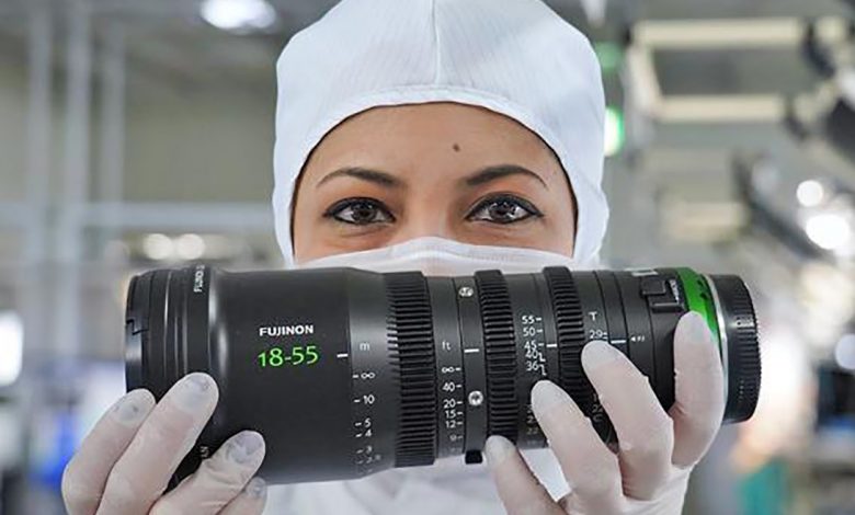 بالفيديو | شاهد كيف يتم صناعة كاميرات وعدسات فوجي فيلم في المصنع