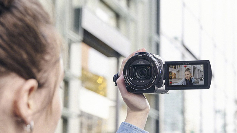 اطلاق Sony FDR-AX43 كاميرا رقمية محمولة باليد لتدوين وتصوير الفيديو بدقة 4K