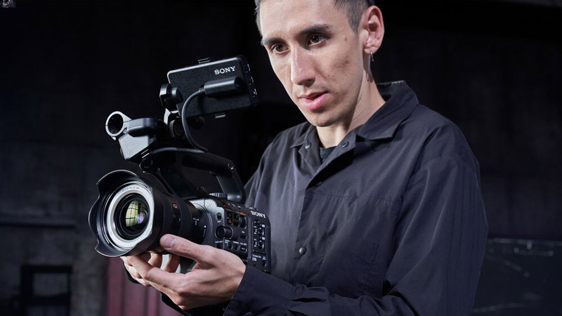 سوني FX6 كاميرا سينمائية فل فريم بتصوير فيديو 4K بسرعة 120 اطار في الثانية